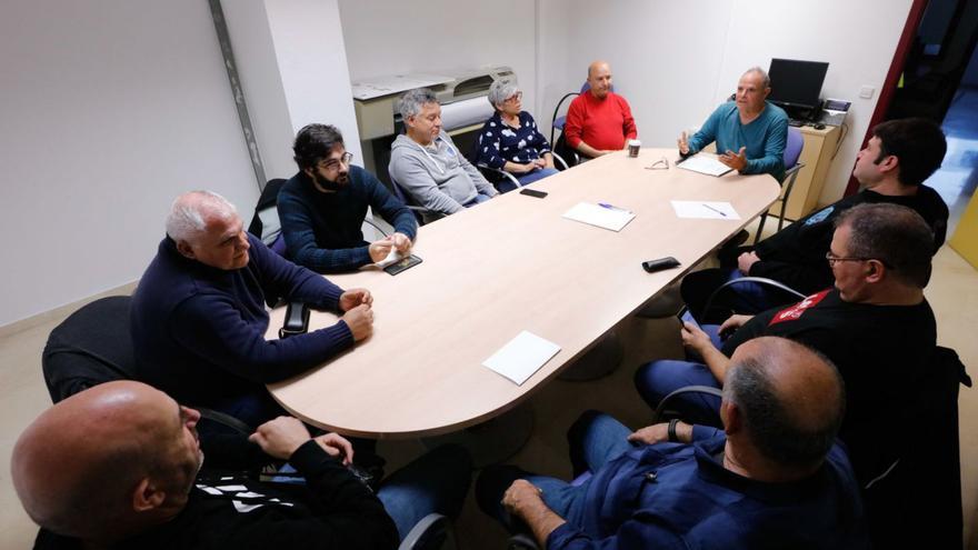 Un momento de la reunión celebrada ayer entre Aitor Morrás y las asociaciones de taxis. | J.A.RIERA