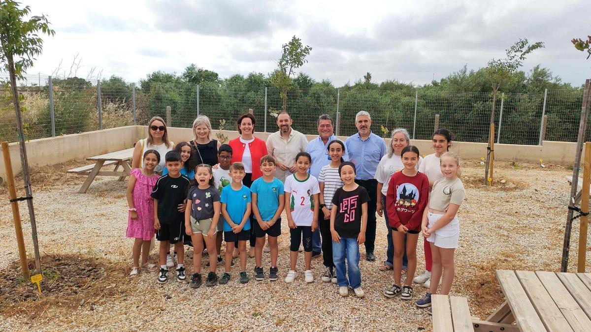 La Fundación Sabic España inaugura el proyecto de mejora medioambiental del colegio de La Aljorra.