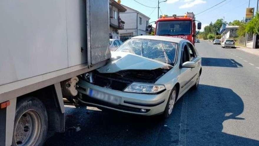 El coche de los mayores y la niña, incrustado en el camión. // FdV