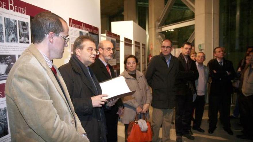 El decano del Colegio de Arquitectos, Antonio García Herrero, interviene durante la inauguración de la muestra.