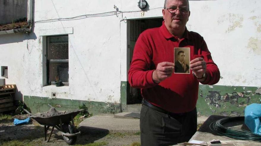 El ahijado de Suárez Picallo muestra una fotografía del intelectual con la casa de Veloi de fondo.