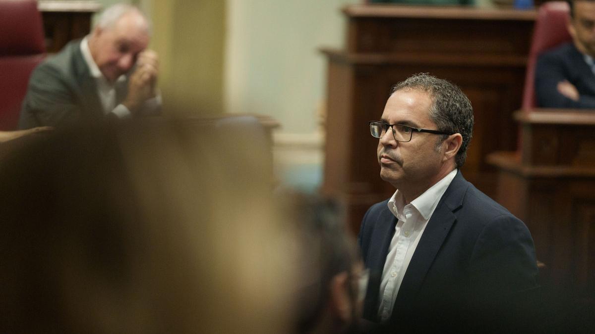 Gustavo Santana y Luis Campos, durante el pleno del Parlamento de Canarias del 12 de noviembre de 2025.
