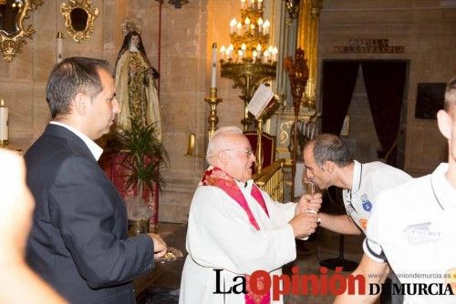 Ofrenda de flores del AD Caravaca en la Basílica de la Vera Cruz