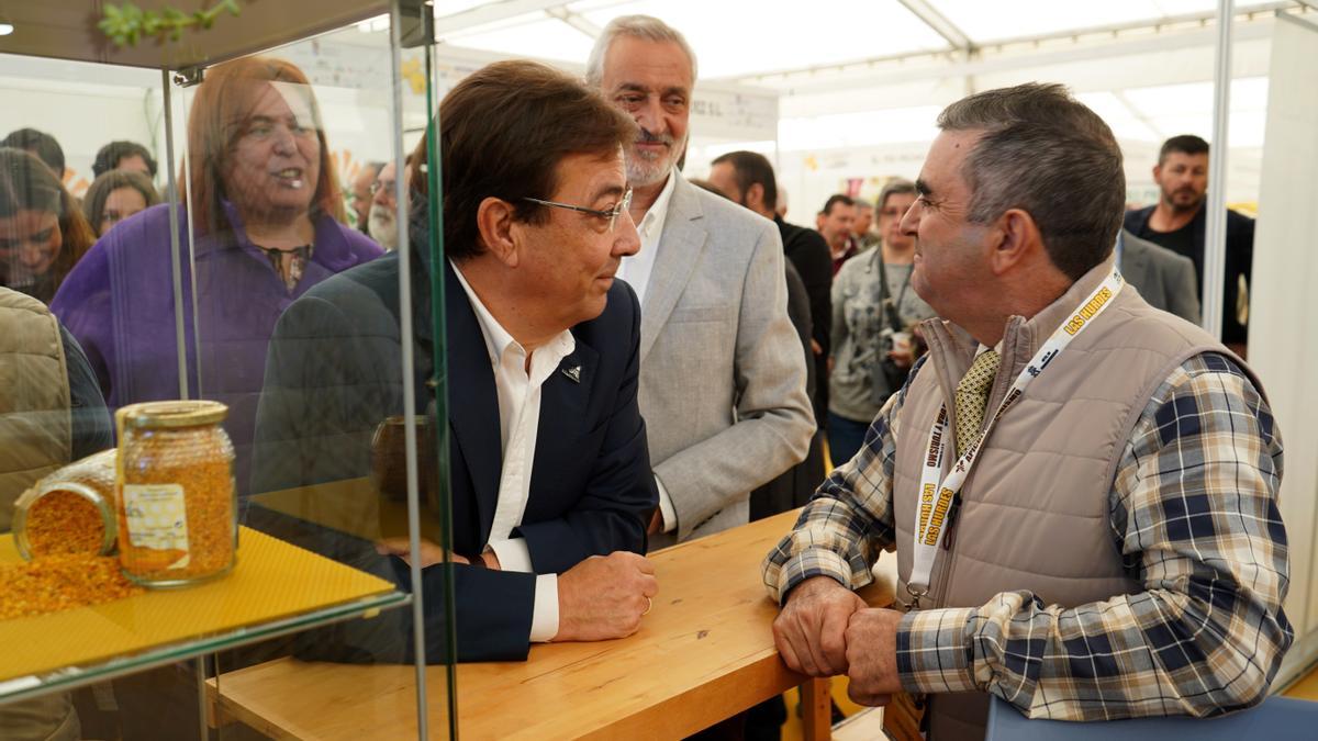 El presidente de la Junta de Extremadura, Guillermo Fernández Vara (c), preside la inauguración de la octava edición de la Feria Internacional de Apicultura y Turismo de Las Hurdes, este viernes en la localidad cacereña de Caminomorisco.