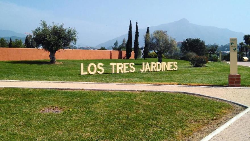 Uno de los accesos al parque de Los Tres Jardines, ubicado en el núcleo de población de San Pedro.