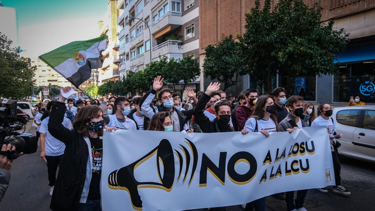 Estudiantes pacenses se manifiestan en Badajoz, esta mañana.