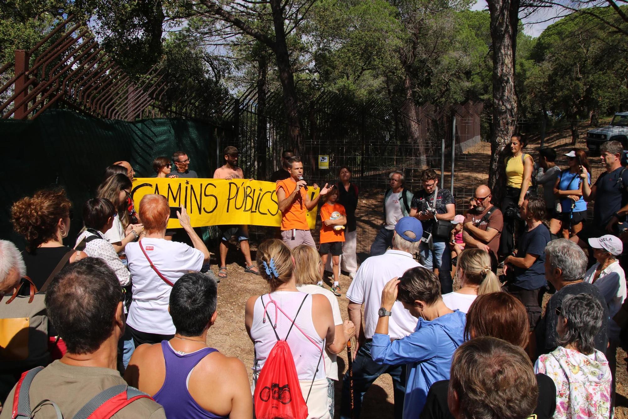 Els activistes han demanat la reobertura del camí de ronda al seu pas per Can Juncadella