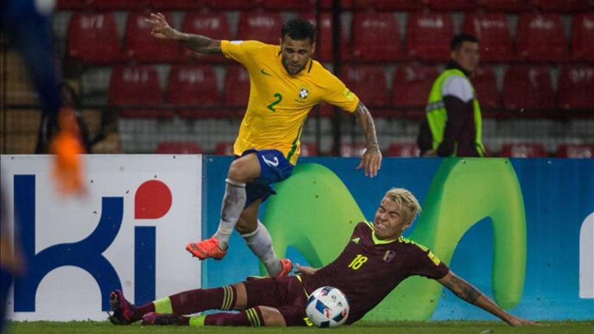 Dani Alves supera a Peñaranda en una acción del partido disputado esta madrugada