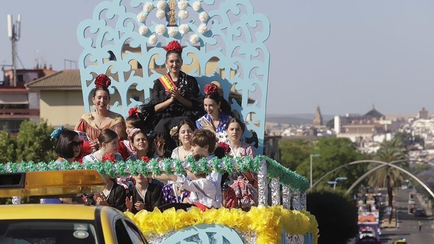 Color y alegría camino del santuario: imágenes de la romería de la Virgen de Linares