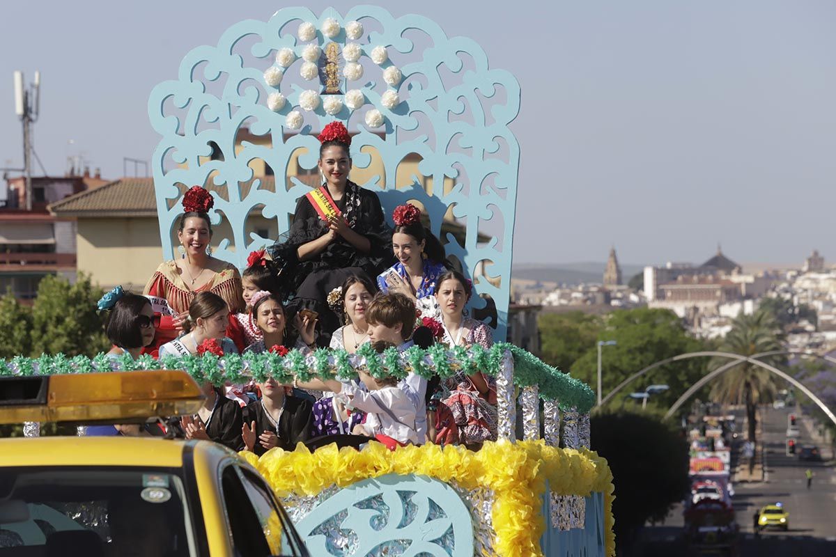 Color y alegría camino del santuario: imágenes de la romería de la Virgen de Linares