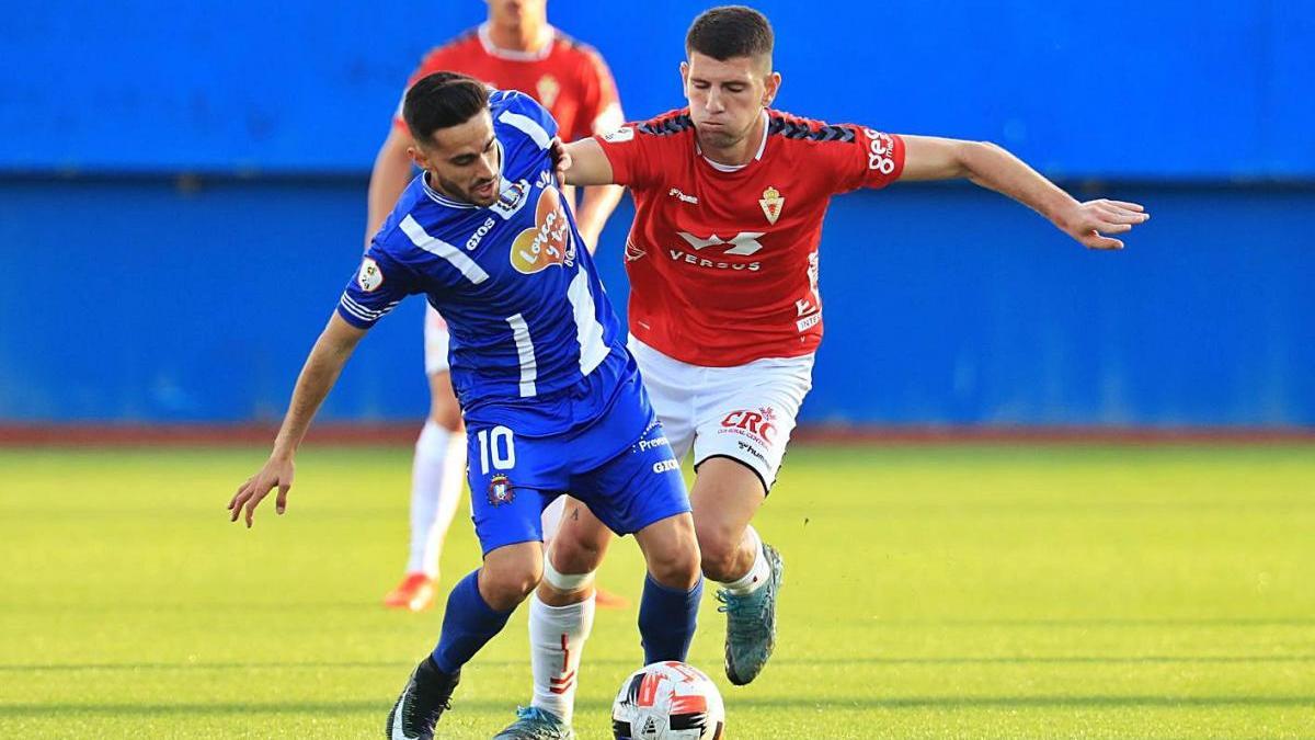 Alberto Toril lucha un balón dividido con Oliva en el Artés Carrasco.