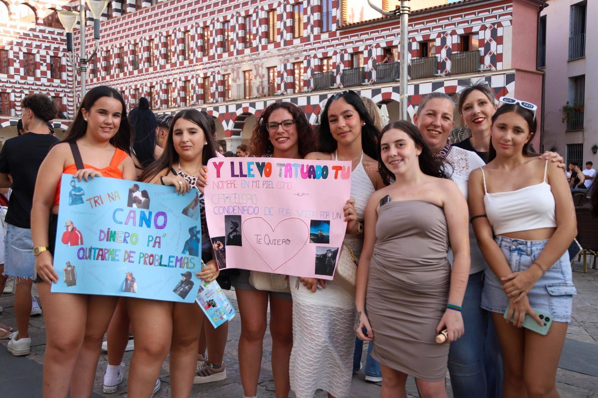 Seguidoras con carteles dedicados al artista madrileño.
