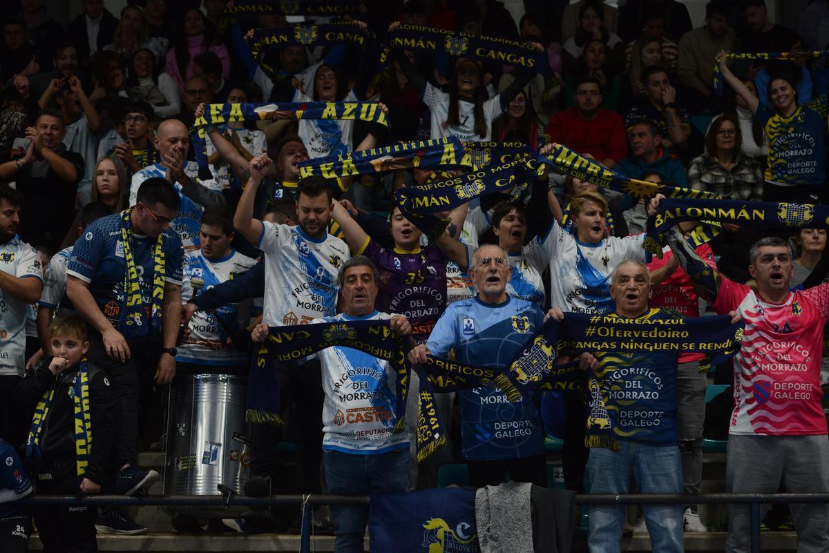 La afición de la Marea Azul, el sábado en el partido entre el Frigoríficos del Morrazo y el Cuenca.