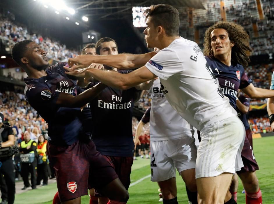 Jugadores de Valencia y Arsenal, a tortas