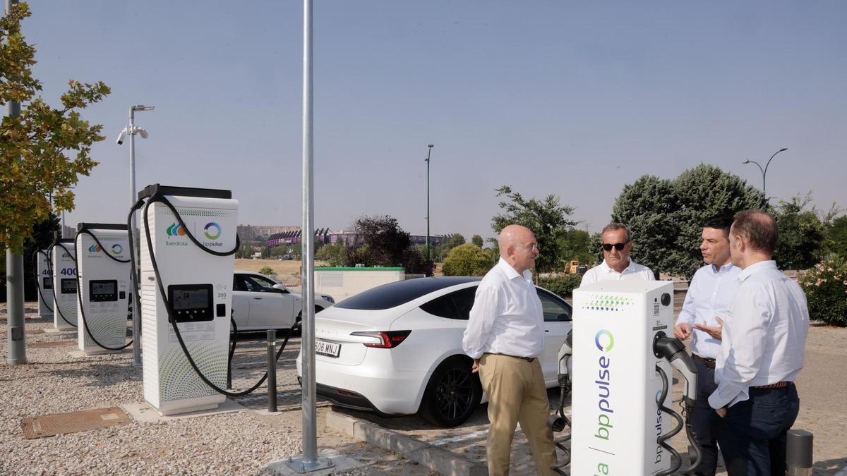 El alcalde de Valladolid, Jesús Julio Carnero, visita la nueva estación de recarga ultrarrápida de Iberdrola | bp pulse en el Club Raqueta Valladolid, acompañado por el delegado de Iberdrola en Castilla y León, Miguel Calvo; Javier Barbero, responsable de Desarrollo de Zona Centro de Iberdrola | bp pulse; y Federico Arias, responsable del Club Raqueta Valladolid.
