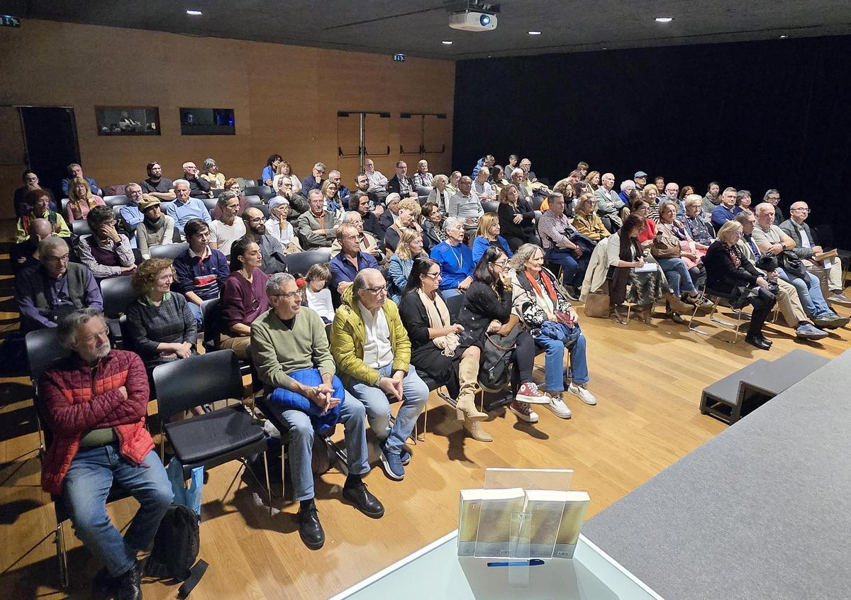 Público asistente al Club FARO durante la charla de la filóloga y escritora Elvira Roca Barea