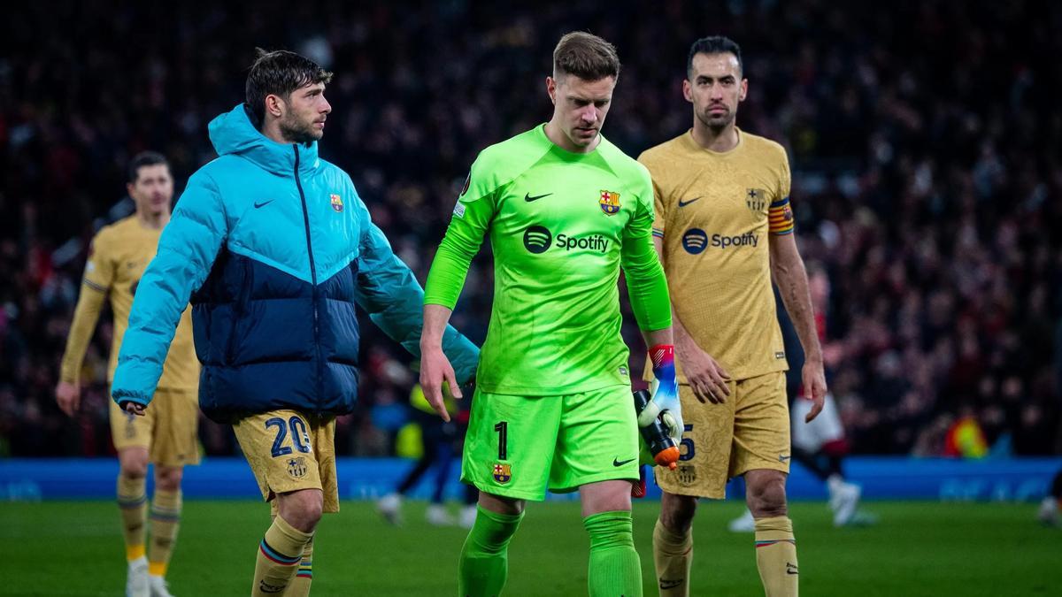 Sergi Roberto, Ter Stegen y Busquets, tras la eliminación europea en Old Trafford.