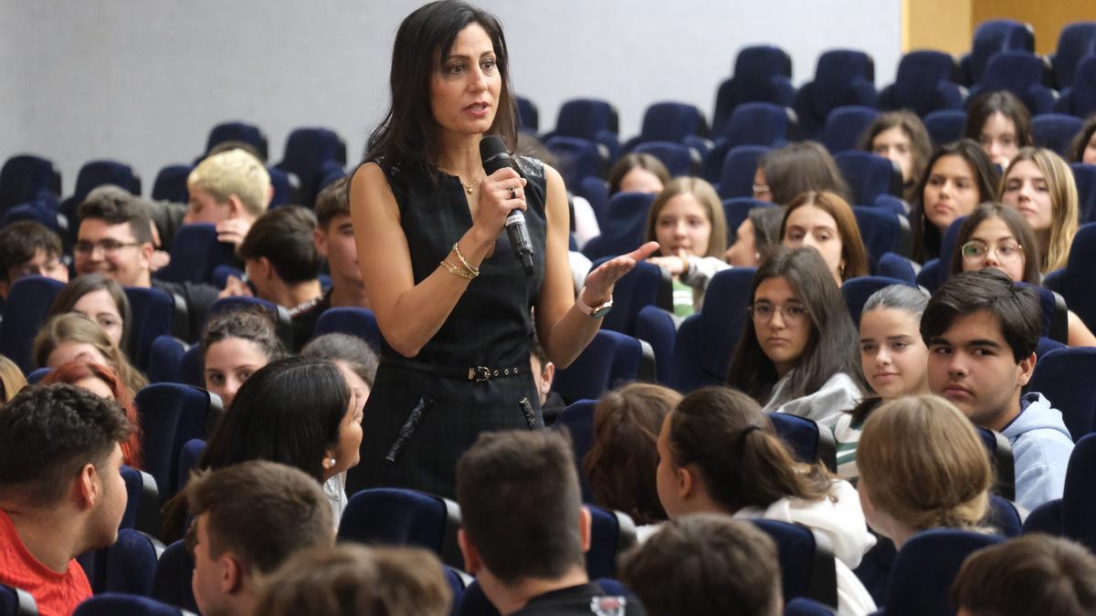 Susana Soler, entre estudiantes de toda la provincia en el Paraninfo de la UA