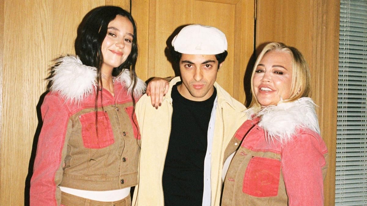 El cofundador de Nude Project, Bruno Casanovas, entre Victoria de Marichalar y Belén Esteban.