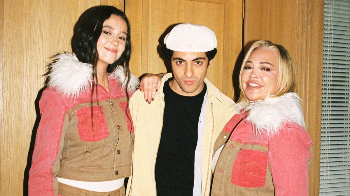 El cofundador de Nude Project, Bruno Casanovas, entre Victoria de Marichalar y Belén Esteban.