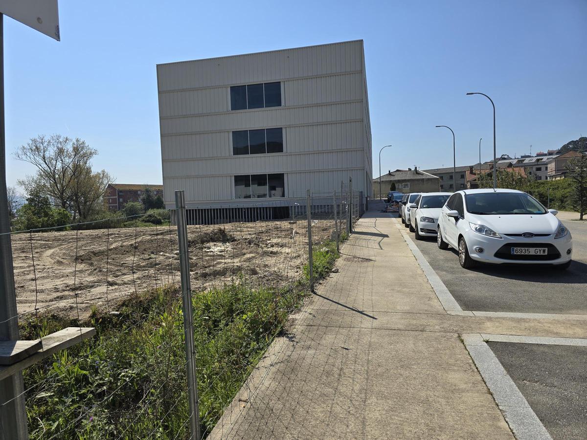 Movimiento de tierra en el exterior del nuevo centro de salud.