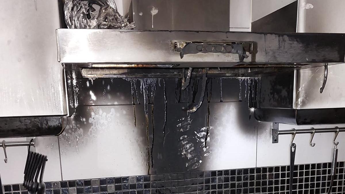 INCENDIO MILLADOIRO | Un vecino sofoca con un extintor un incendio en la cocina de un piso en Milladoiro