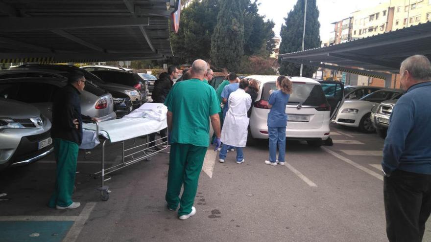 El aparcamiento del Materno durante el alumbramiento.