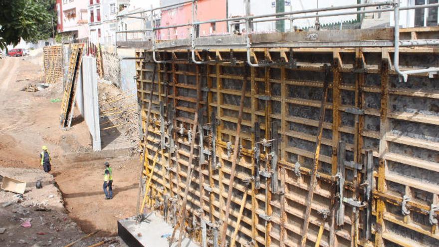 Construcción del muro de contención de la calle Álamo.