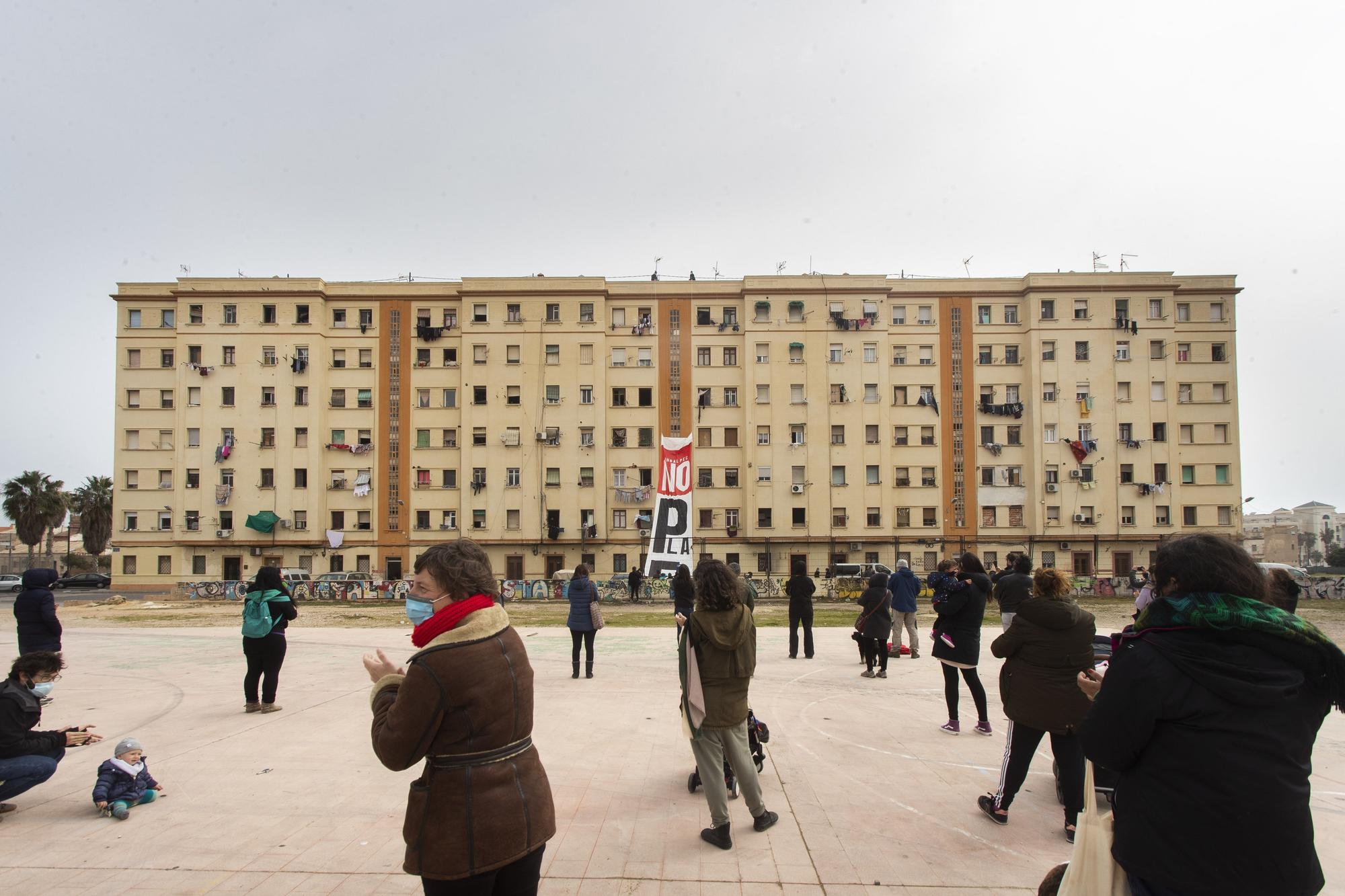 La llamativa protesta de vecinos del Cabanyal contra el PEC