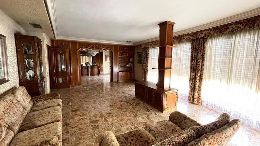 ¿Qué cuesta un palacio en el centro de Elche? Se vende este piso de 260 metros cuadrados con vistas a la Glorieta