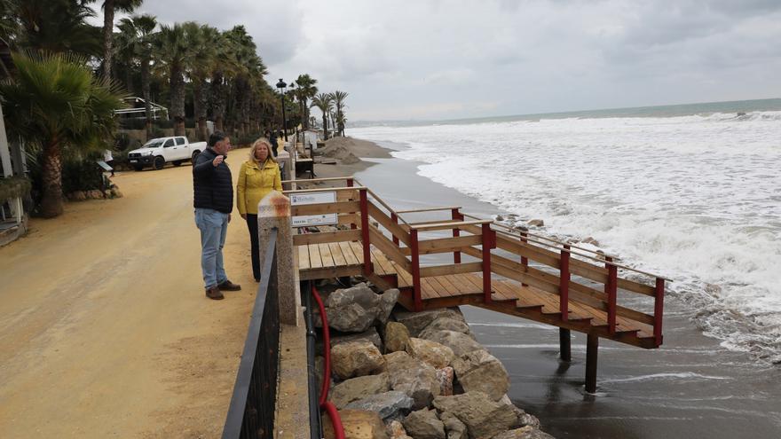 La alcaldesa de Marbella, Ángeles Muñoz, visita los desperfectos causados por el temporal en las playas del municipio