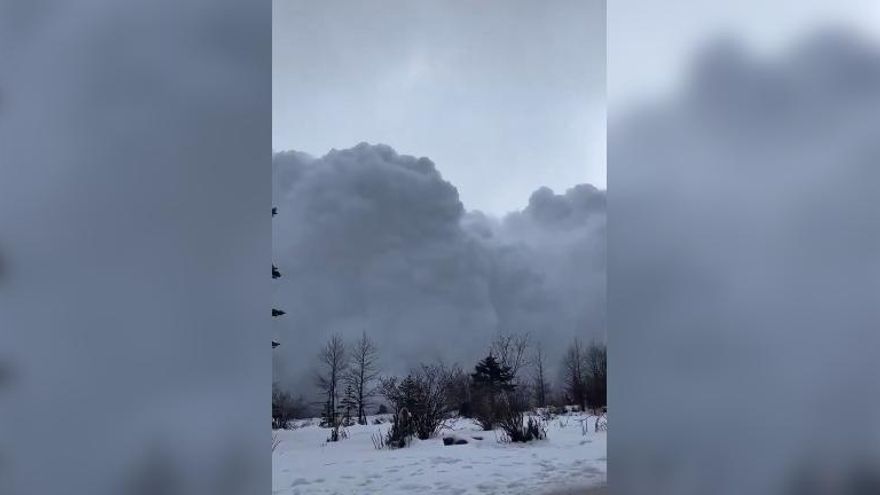 Una gran avalancha de nieve sorprende a unos senderistas en medio de la montaña en China