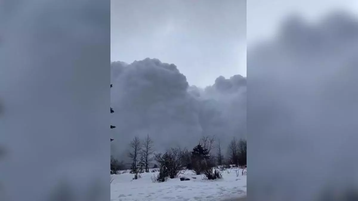Una gran avalancha de nieve sorprende a unos senderistas en medio de la montaña en China