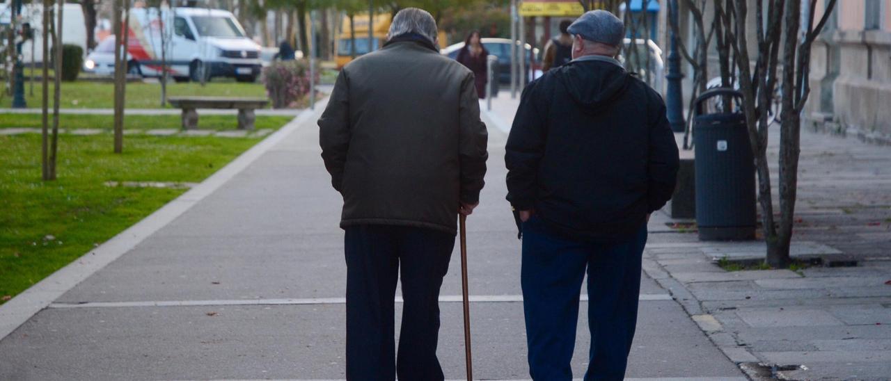 Dos personas mayores pasean por la ciudad