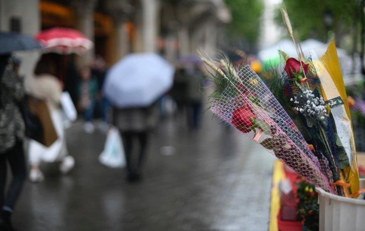Paraguas y rosas en las calles por Sant Jordi.