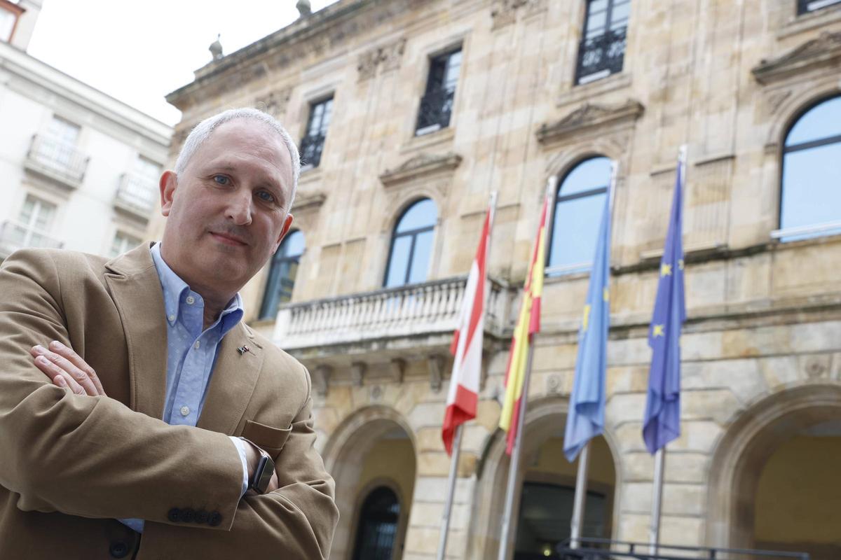 Antonio del Corro en la Plaza Mayor de Gijón.