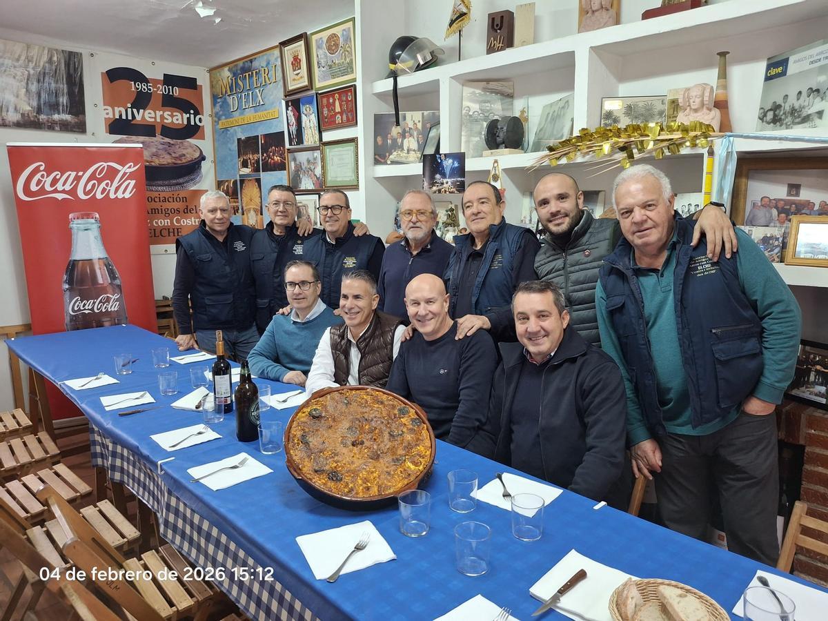 Amigos del Arroz con Costra de Elche con responsables de Coca Cola