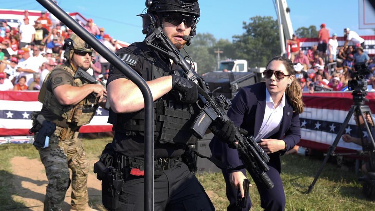 Donald Trump, evacuat d'un míting a Pennsilvània després de ser disparat.