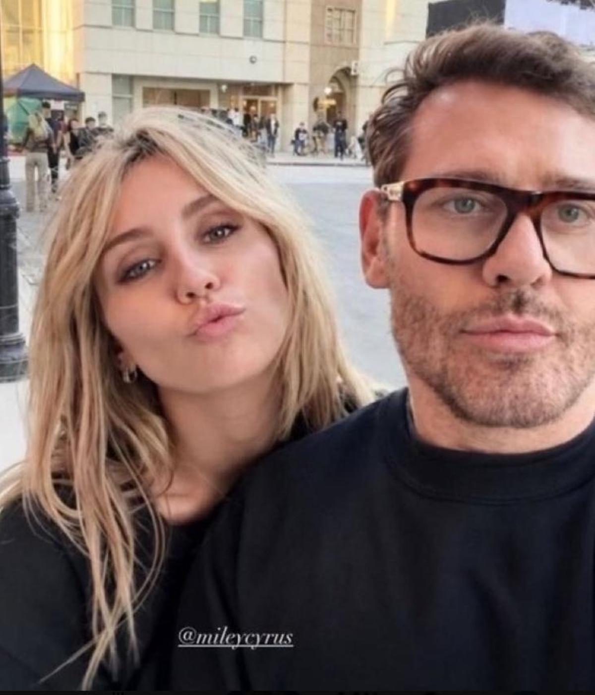 Miley Cyrus junto al fotógrafo Mert Alas