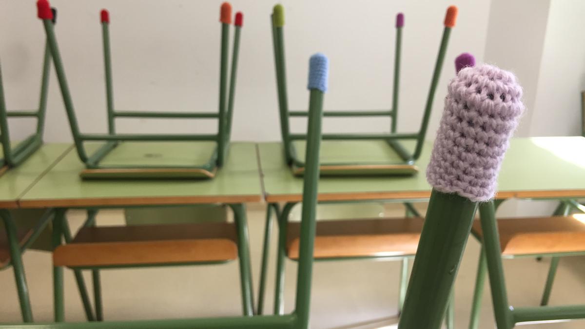 Una de las calzas de punto usadas para silenciar las sillas de los colegios
