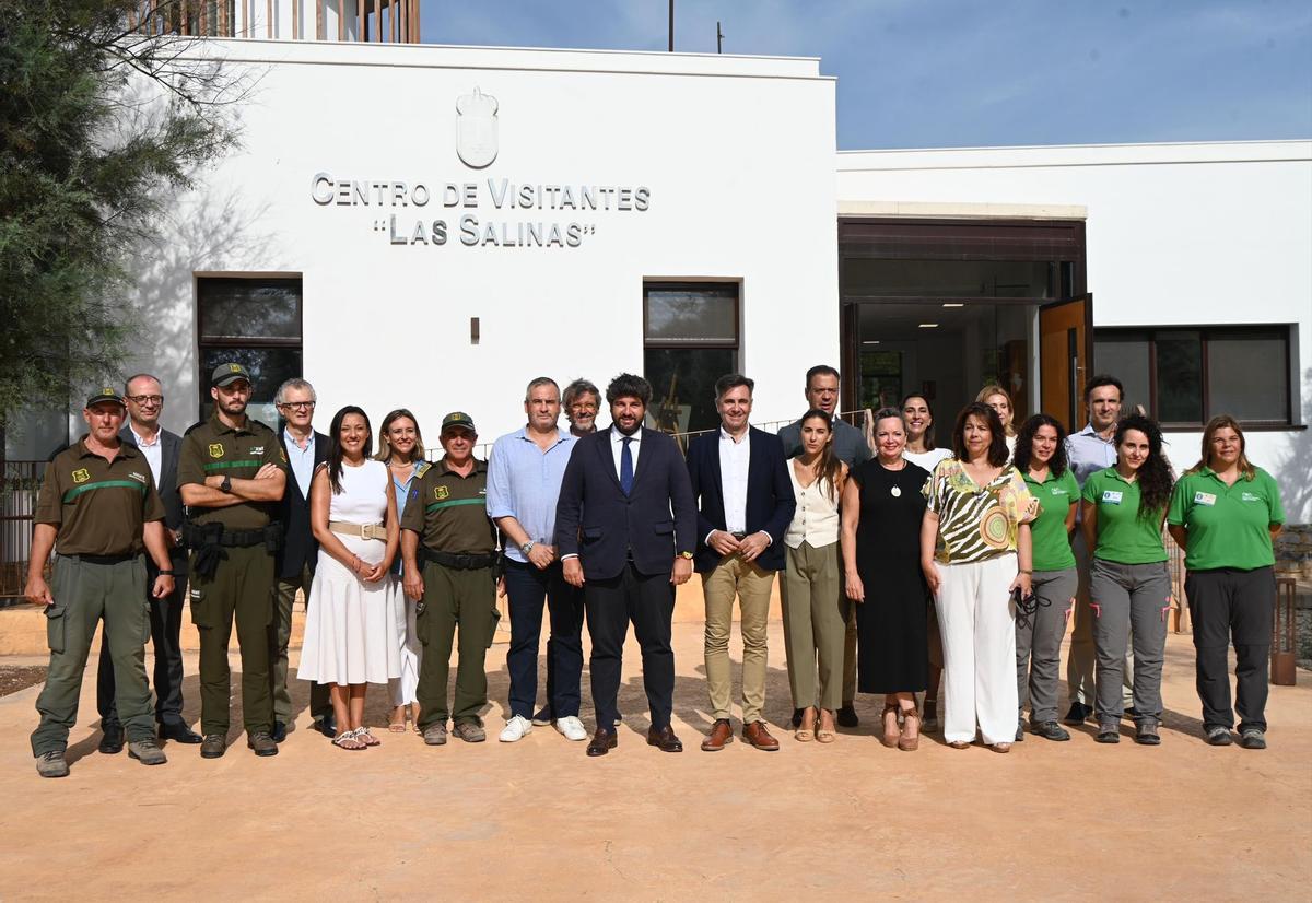 El equipo de Gobierno posó con los trabajadores del Centro de Visitantes 'Las Salinas'.