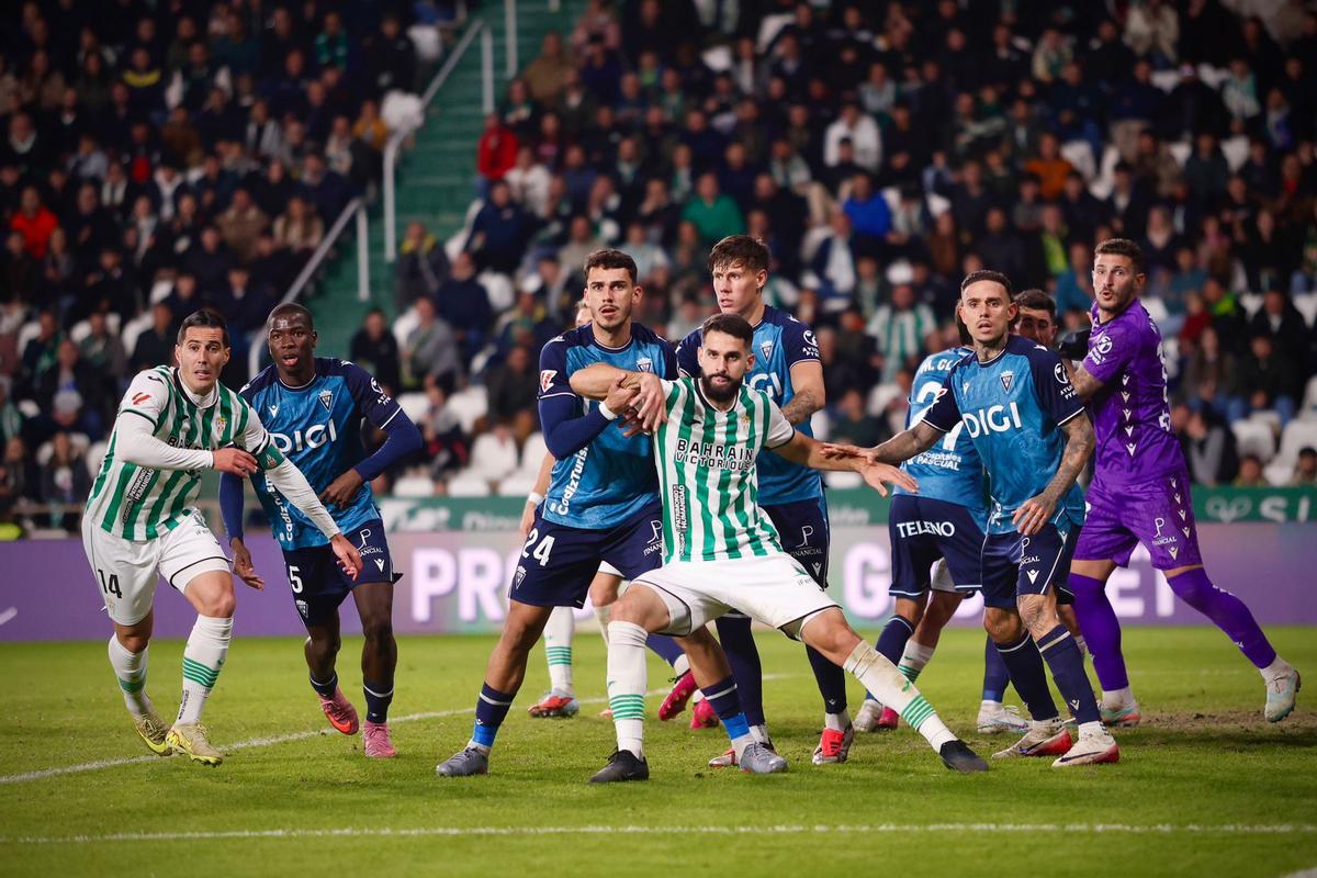 Una acción a balón parado durante el Córdoba CF-Cádiz.
