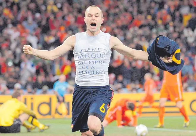 Un Andrés Iniesta metahumano protagoniza una serie sobre el Mundial narrada desde Valencia