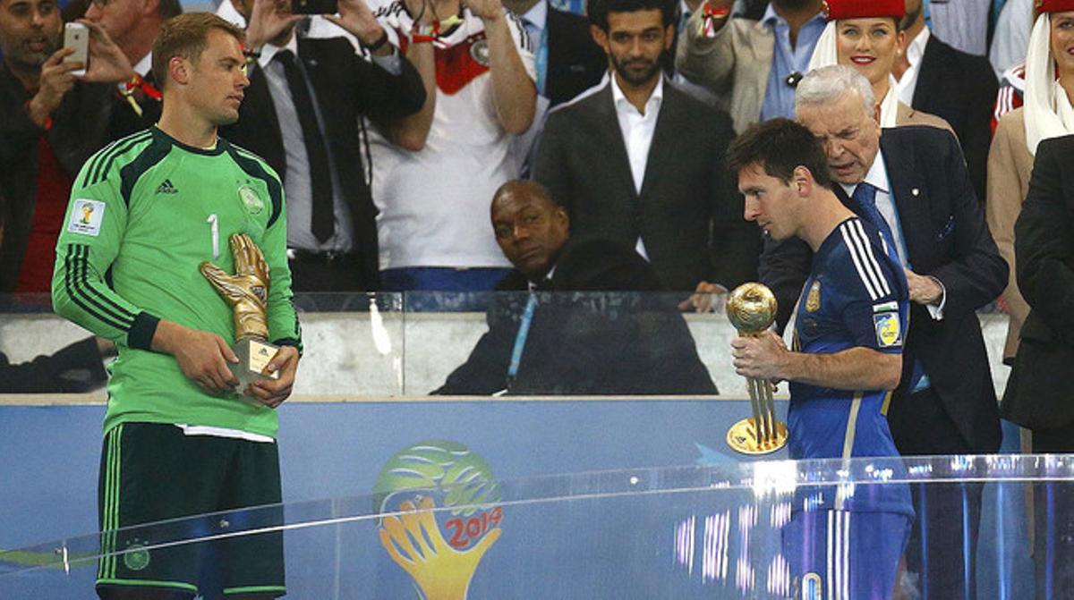 Leo Messi, amb la Pilota d’Or que l’acredita com a millor jugador del Mundial, i Manuel Neuer, amb el Guant d’Or com a millor porter Leo Messi, amb la Pilota d’Or que l’acredita com a millor jugador del Mundial, i Manuel Neuer, amb el Guant d’Or com a millor porter
