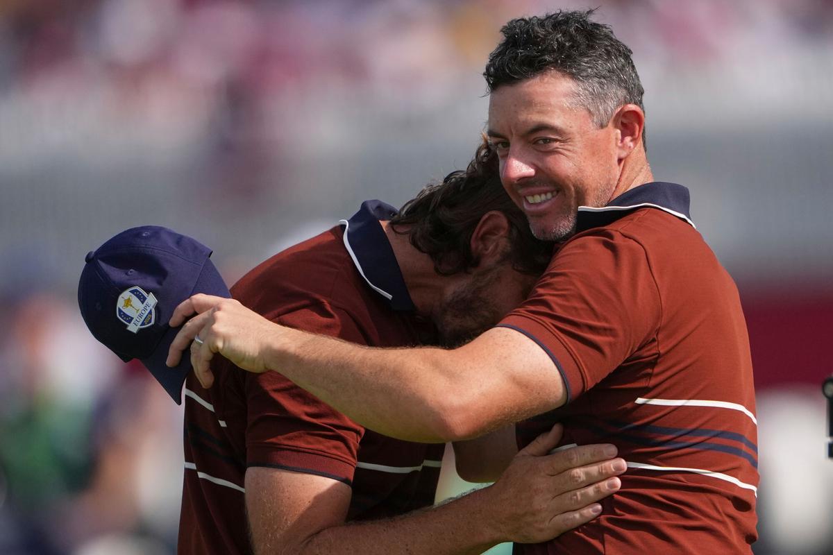 McIlroy y Fleetwood celebran la victoria matinal del sábado en los foursomes