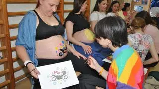 Belly painting para celebrar el día de la matrona en Castellón