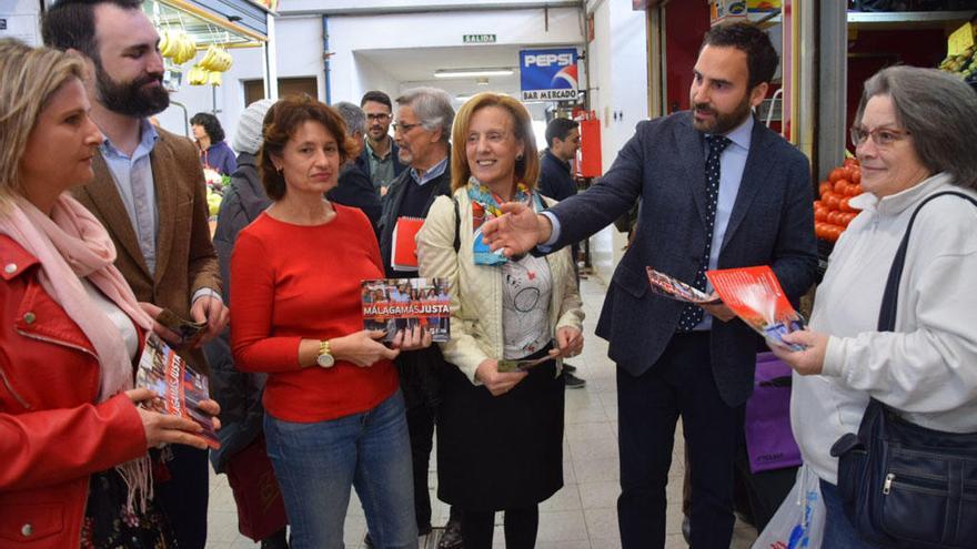 Daniel Pérez y sus concejales iniciaron la campaña en el mercado de Huelin.