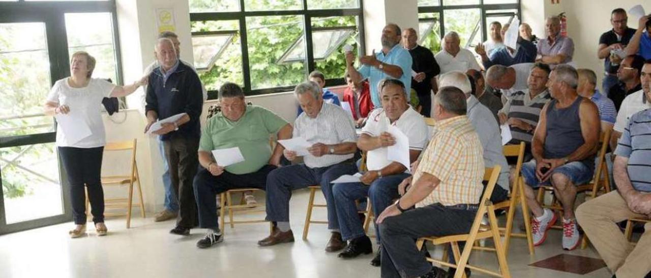 Una parte de los vecinos asistentes a la asamblea celebrada ayer para aclarar las cuentas. // Noé Parga