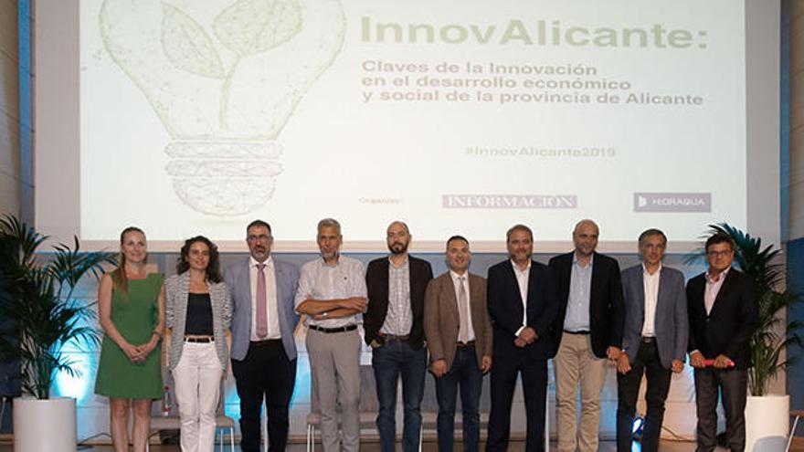 Participantes en las mesas coloquio de InnovAlicante, acompañados por Enrique Dans, el secretario autonómico de Innovación, Tomás Mayoral y Toni Cabot.