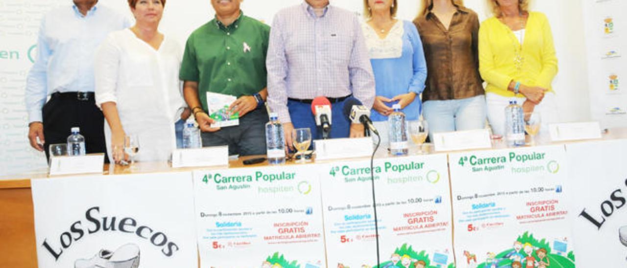 El alcalde Pérez, en el centro, con los organizadores de la carrera.